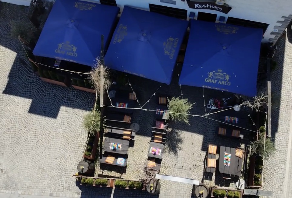 Terrasse mit Sommerstimmung im Rusticana Passau