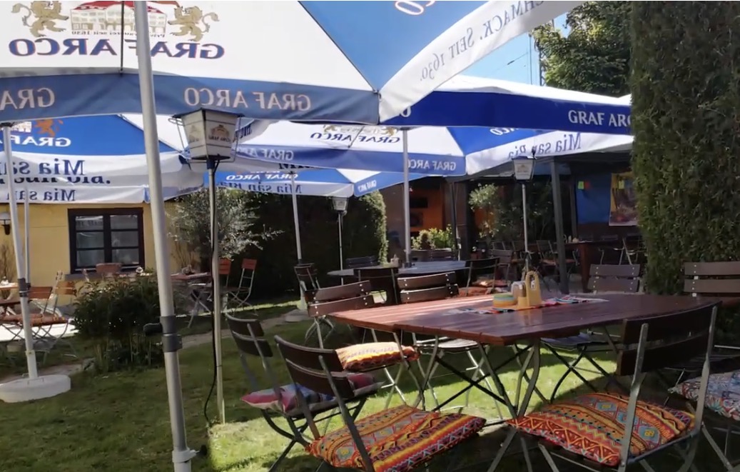 Gartenbereich im Rusticana Passau mit Außenplätzen