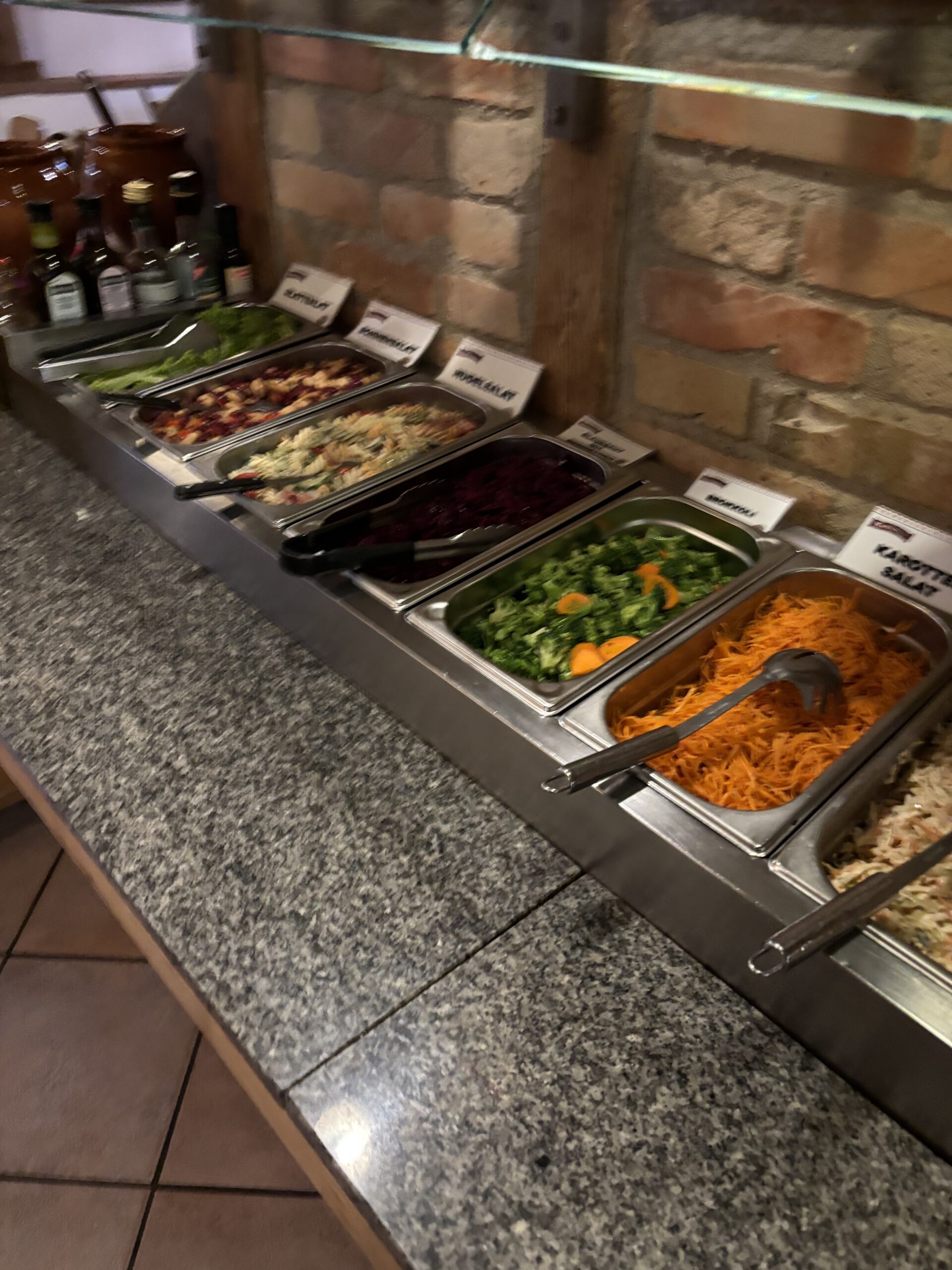 Frisches Salatbuffet mit Gemüse, Blattsalaten und hausgemachten Salaten im Rusticana Passau.