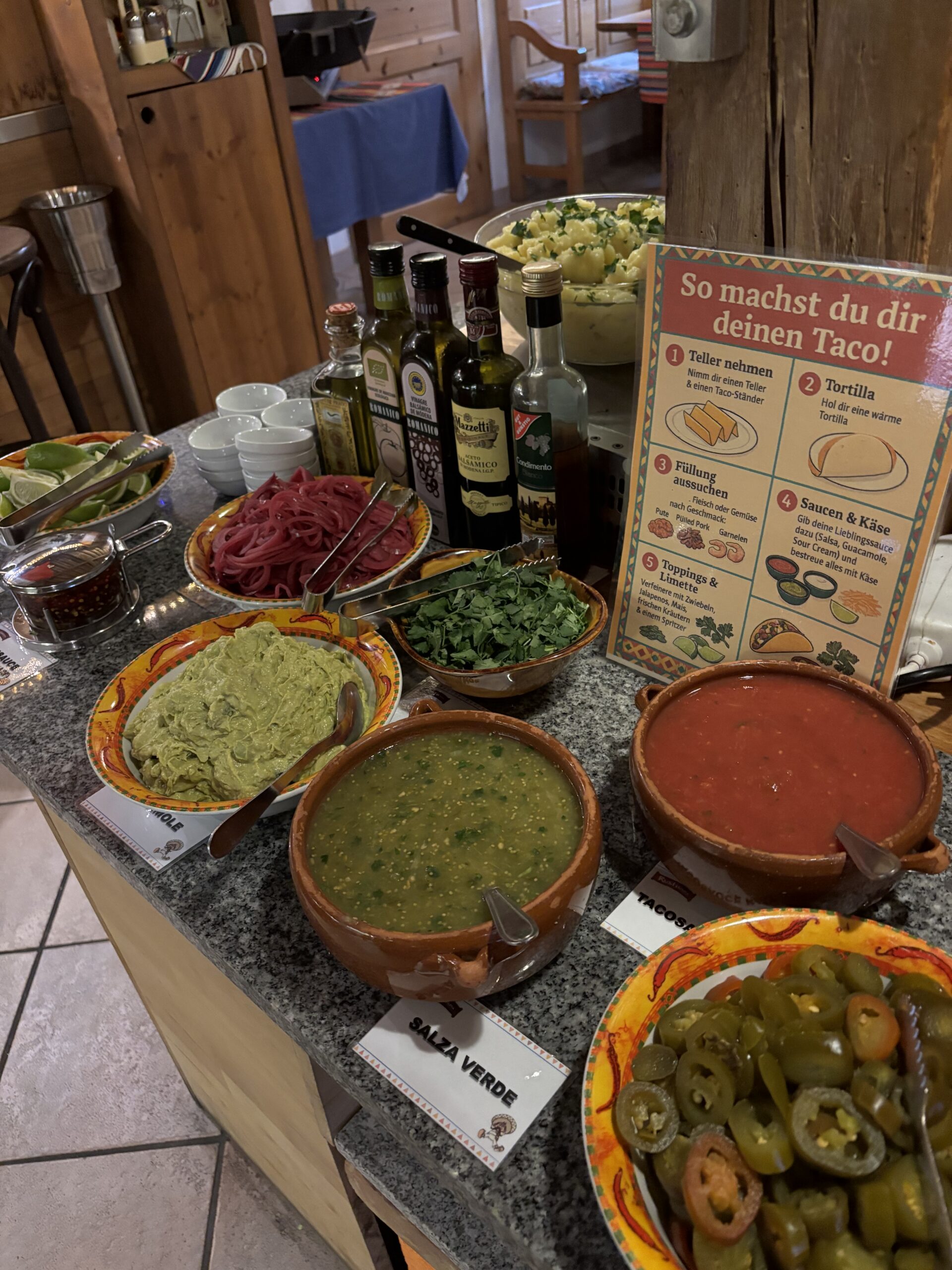 Hausgemachte Guacamole, Salsa Verde und Salsa Roja beim Taco Buffet im Rusticana Passau.