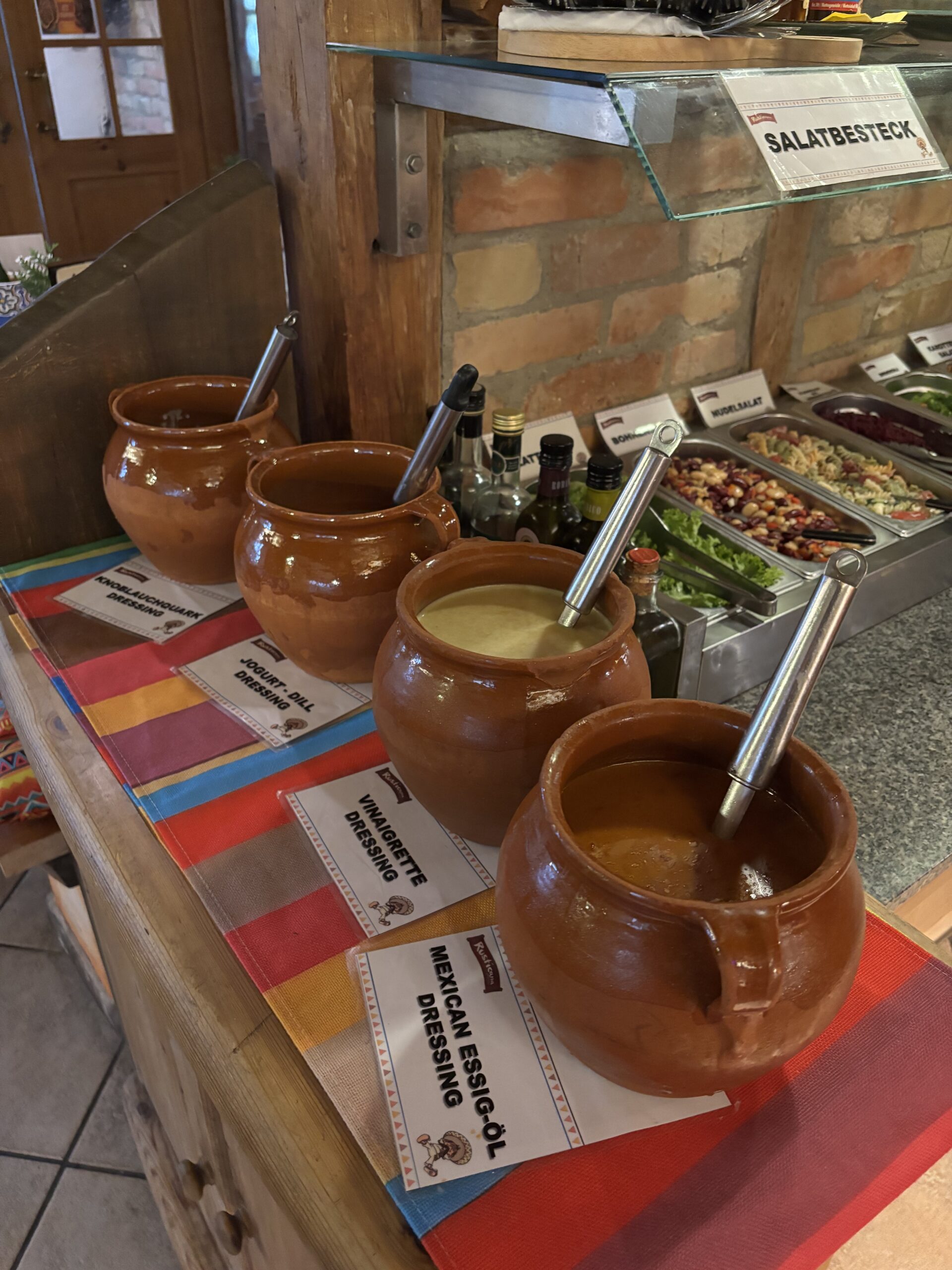 Hausgemachte Dressings für Salate und mexikanische Spezialitäten im Rusticana Passau.