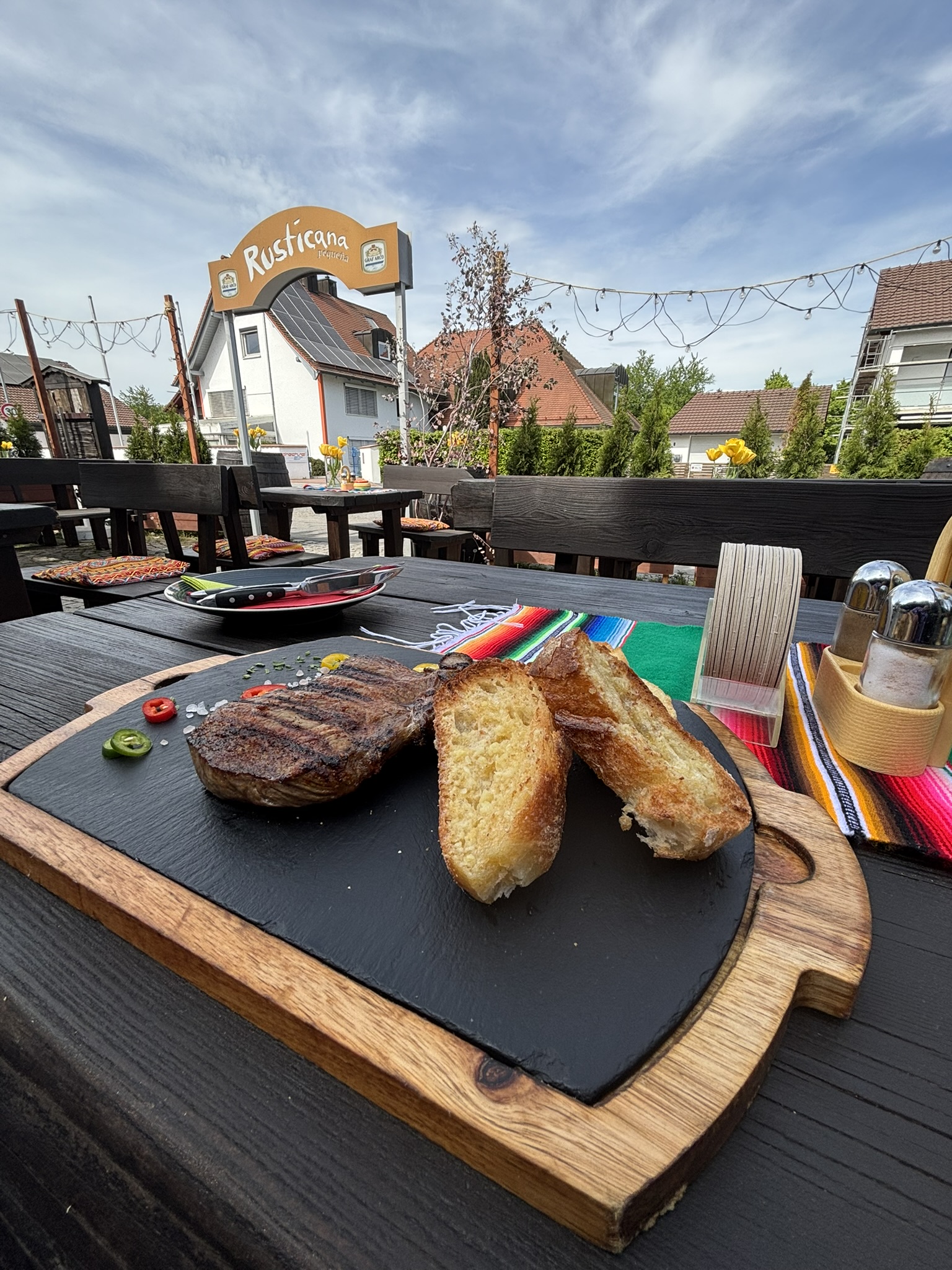 rusticana_passau_steak_mit_knoblauchbrot