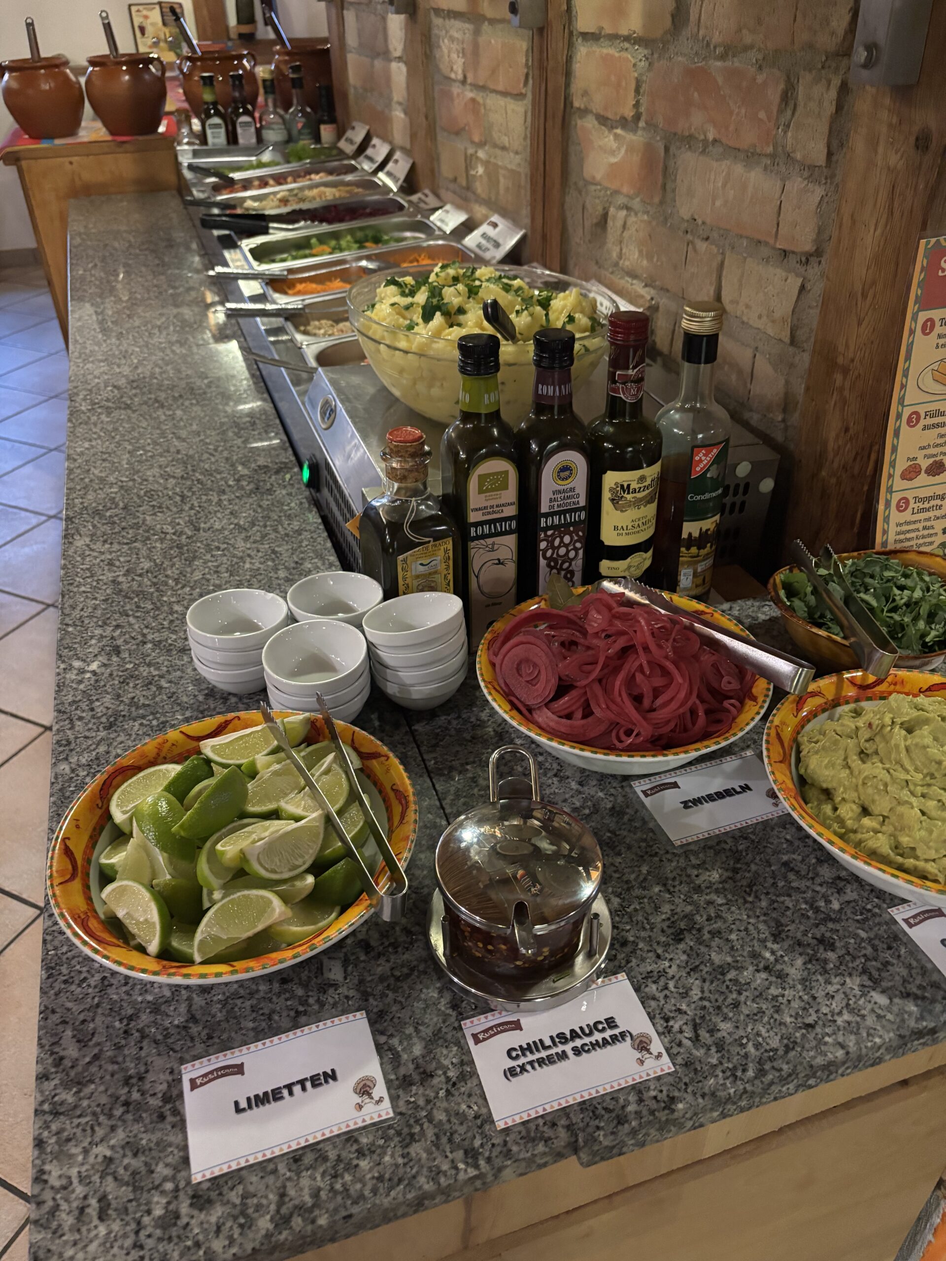Frische Taco-Toppings mit Jalapeños, Radieschen, Salaten und Sour Cream beim Taco Buffet im Rusticana Passau.