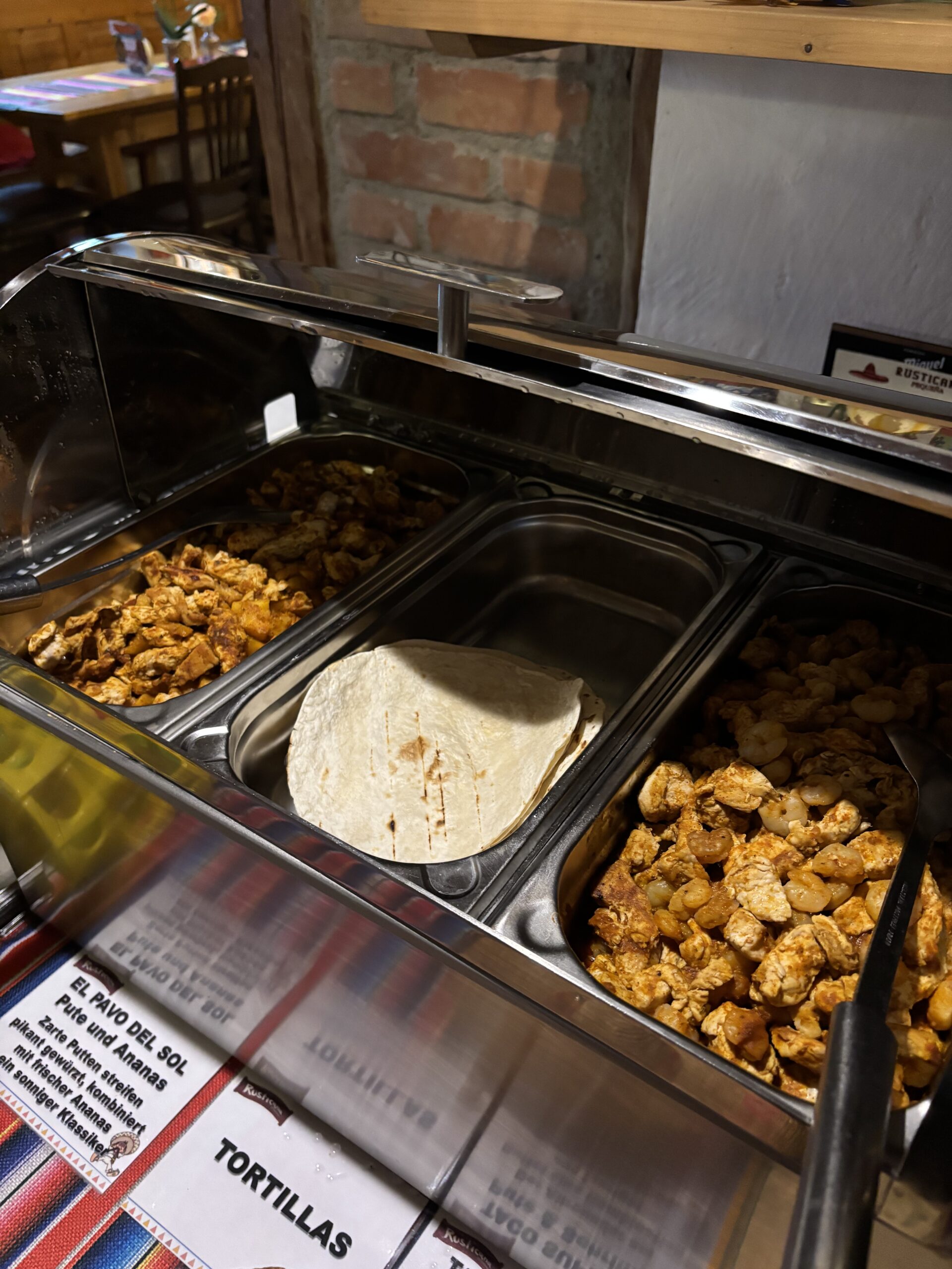 Warme Tortillas mit verschiedenen Fleisch- und Seafood-Füllungen beim Taco Buffet im Rusticana Passau.